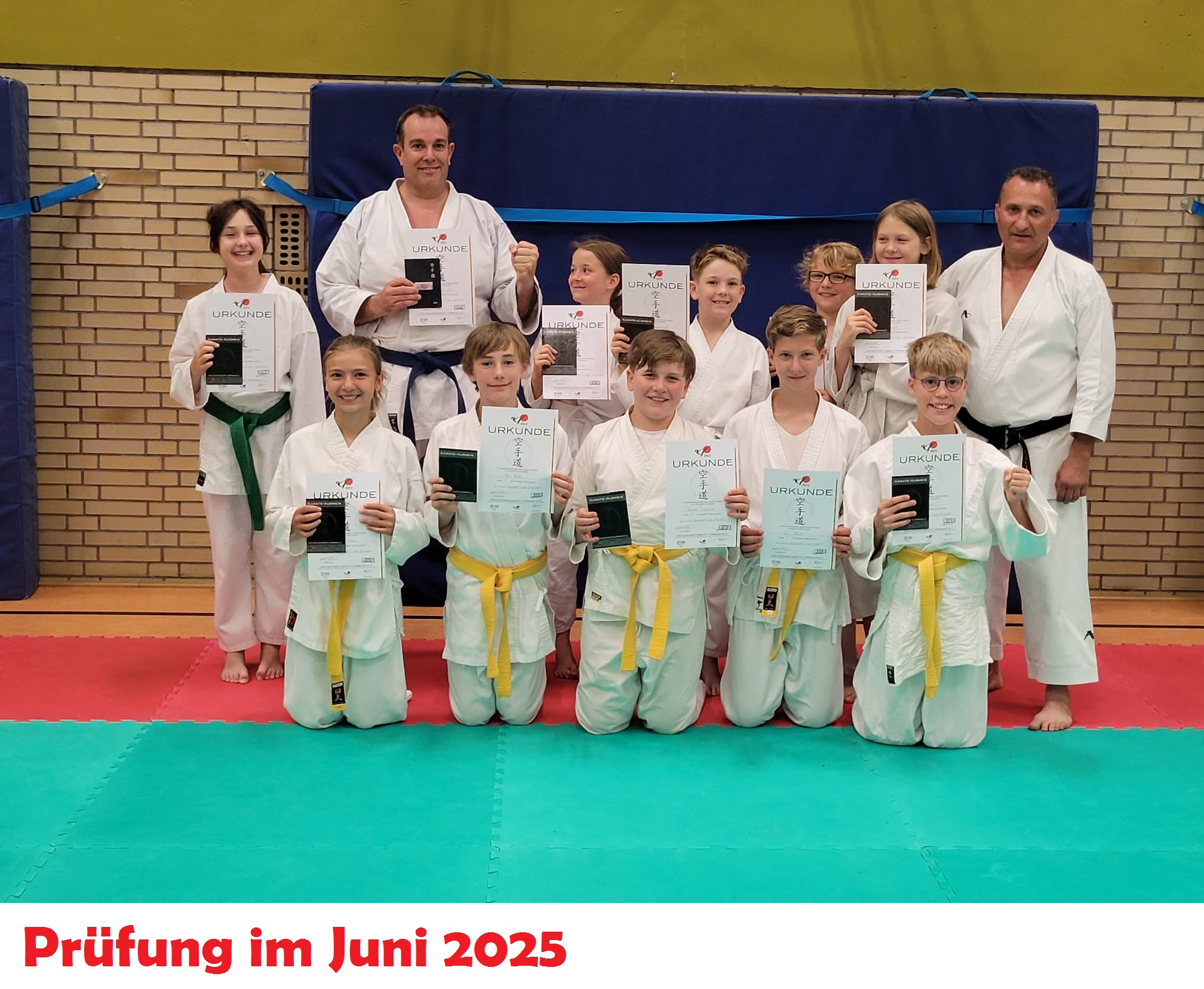 Kindergruppe mit Urkunde Kindergruppe mit Urkunde